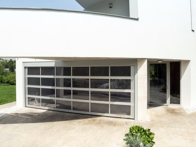 design garážových vrat s hliníkovými celoprosklenými sekcemi