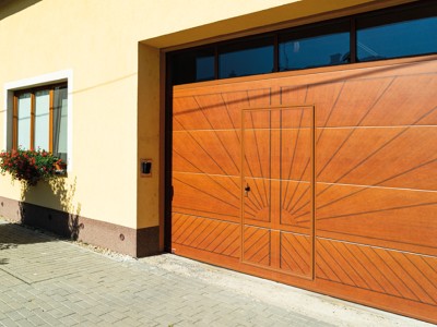 garážová vrata s integrovaným vstupem